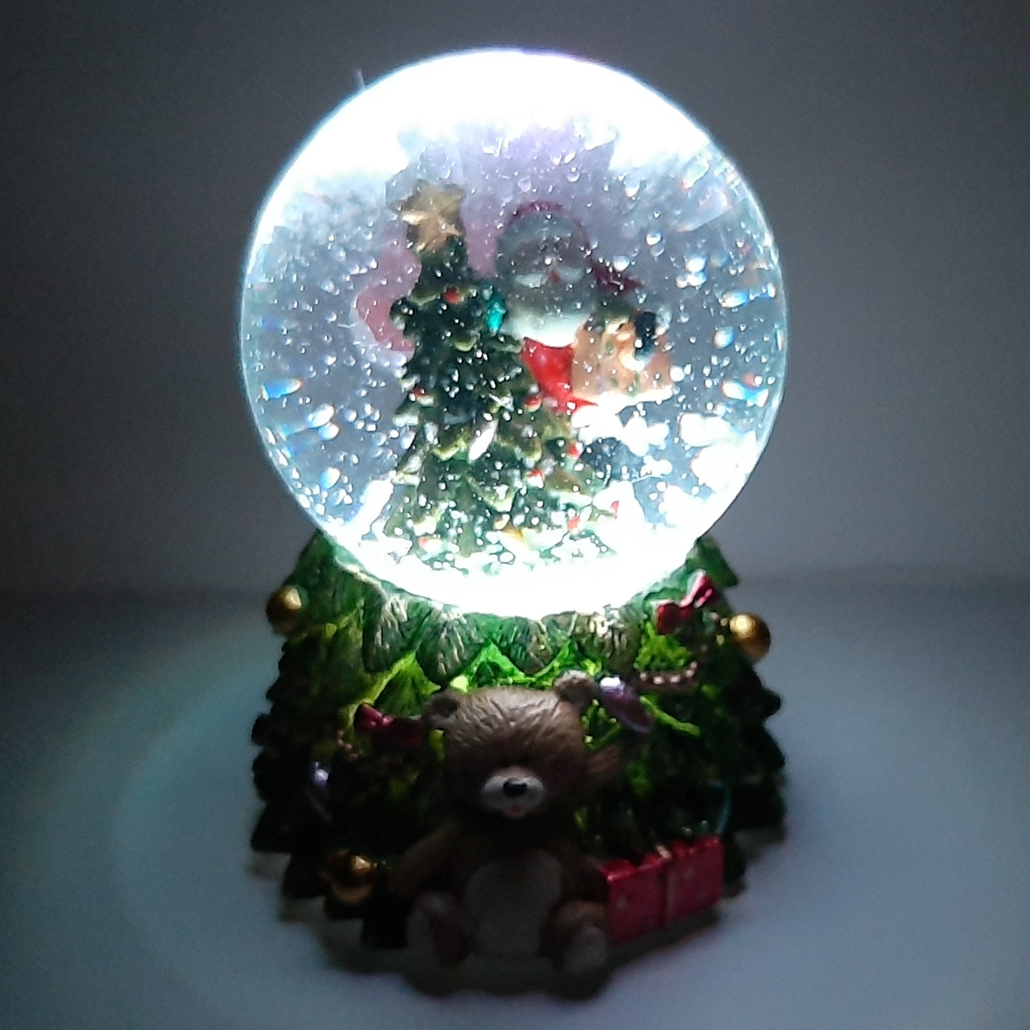 Informeer redactioneel nieuwigheid Sneeuwbol kerstboom met kerstman met led verlichting 8cm hoog