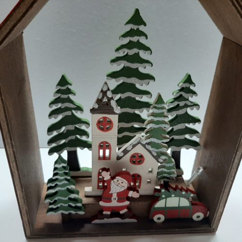 Kerst decoratie houten huis met kerstman in winters tafereel