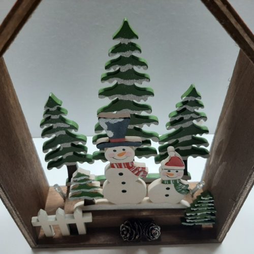 Kerst decoratie houten huis met sneeuwpoppen in winters tafereel