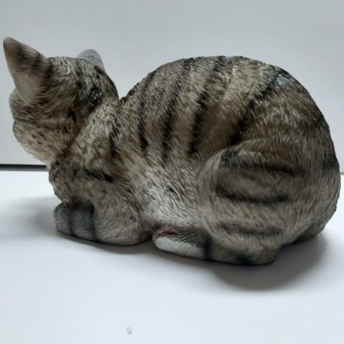 Beeldje kat grijs gestreept liggend en slapend