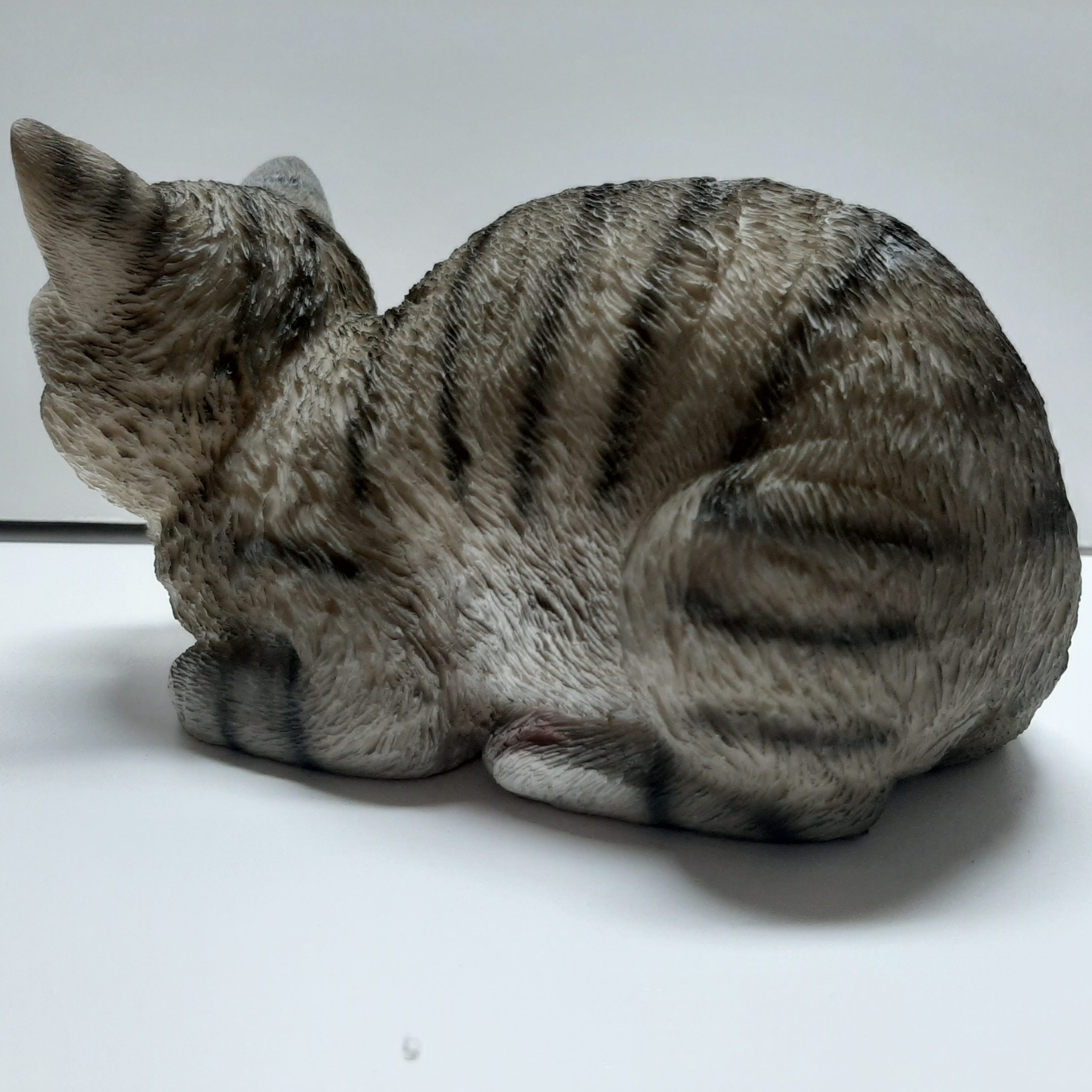 politicus calcium partij Levensecht beeldje van een grijs gestreepte kat, 19 cm lang.