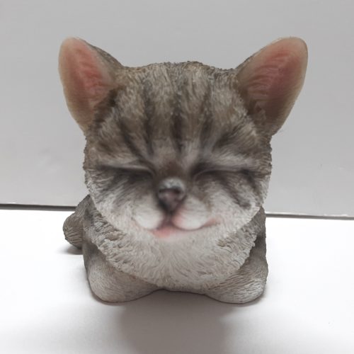 Beeldje kat grijs gestreept liggend en slapend