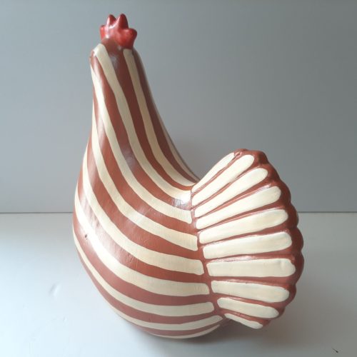 Beeldje kip roodbruin gestreept gemaakt van aardewerk, fairtrade