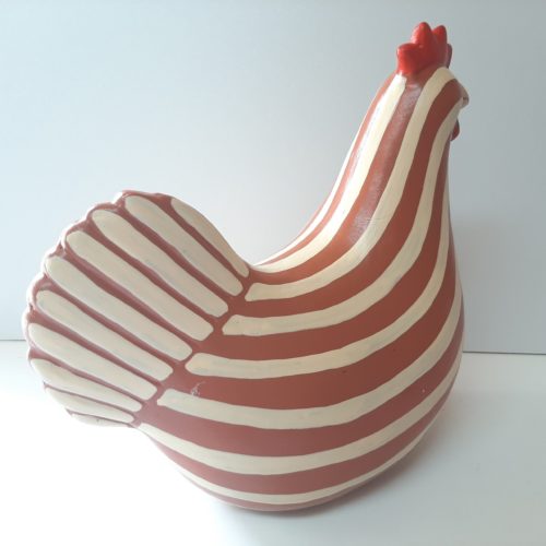 Beeldje kip roodbruin gestreept gemaakt van aardewerk, fairtrade