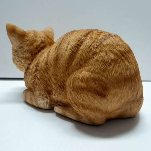 Beeldje rode kat liggend en slapend