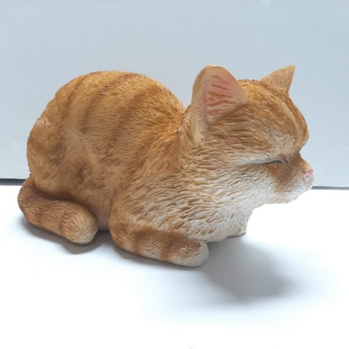 Beeldje rode kat liggend en slapend