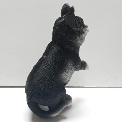Beeldje staande, spelende kat zwart wit, levensecht