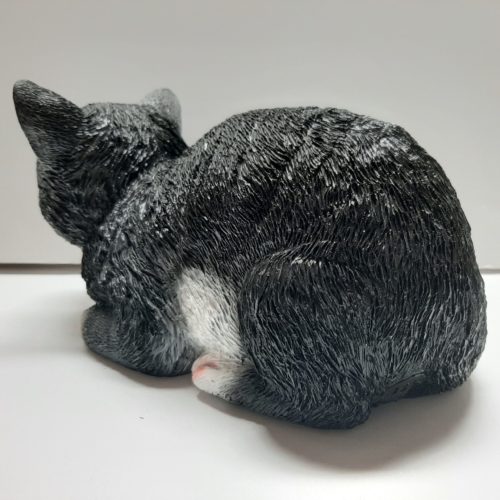 Beeldje zwart witte kat liggend en slapend