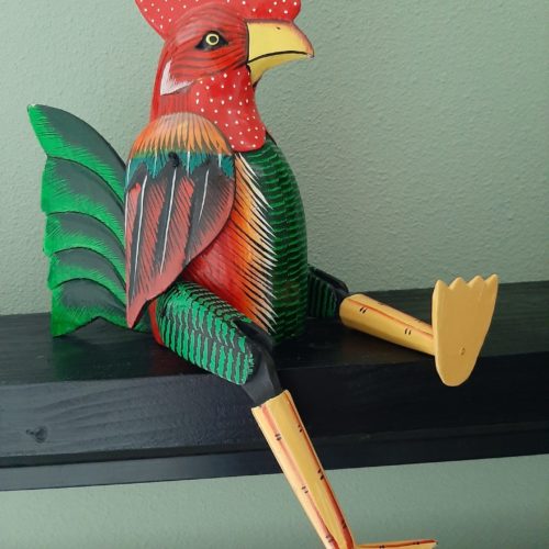 Fairtrade beeld kip van hout rood-groen met beweegbare poten en vleugels