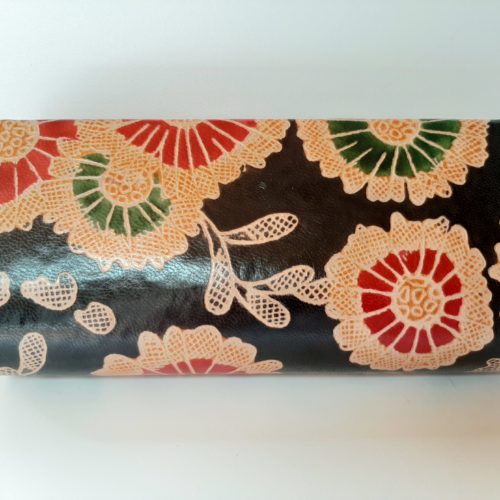 Fairtrade brillenkoker van leer met fantasie bloemen