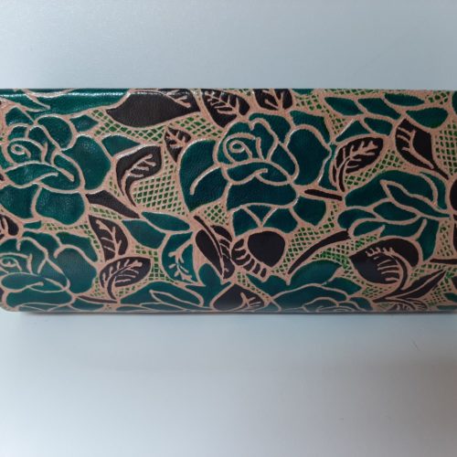 Fairtrade brillenkoker van leer met met smaragd groene bloemen en zwarte bladeren