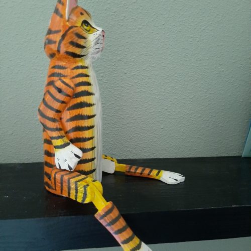 Fairtrade beeld kat van hout oranje-rood en zwart met beweegbare pootjes