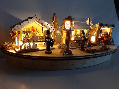 Handgemaakt houtsnijwerk tafereel kerstmarkt 45cm breed