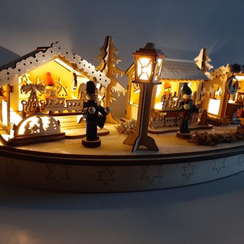 Handgemaakt houtsnijwerk tafereel kerstmarkt 45cm breed