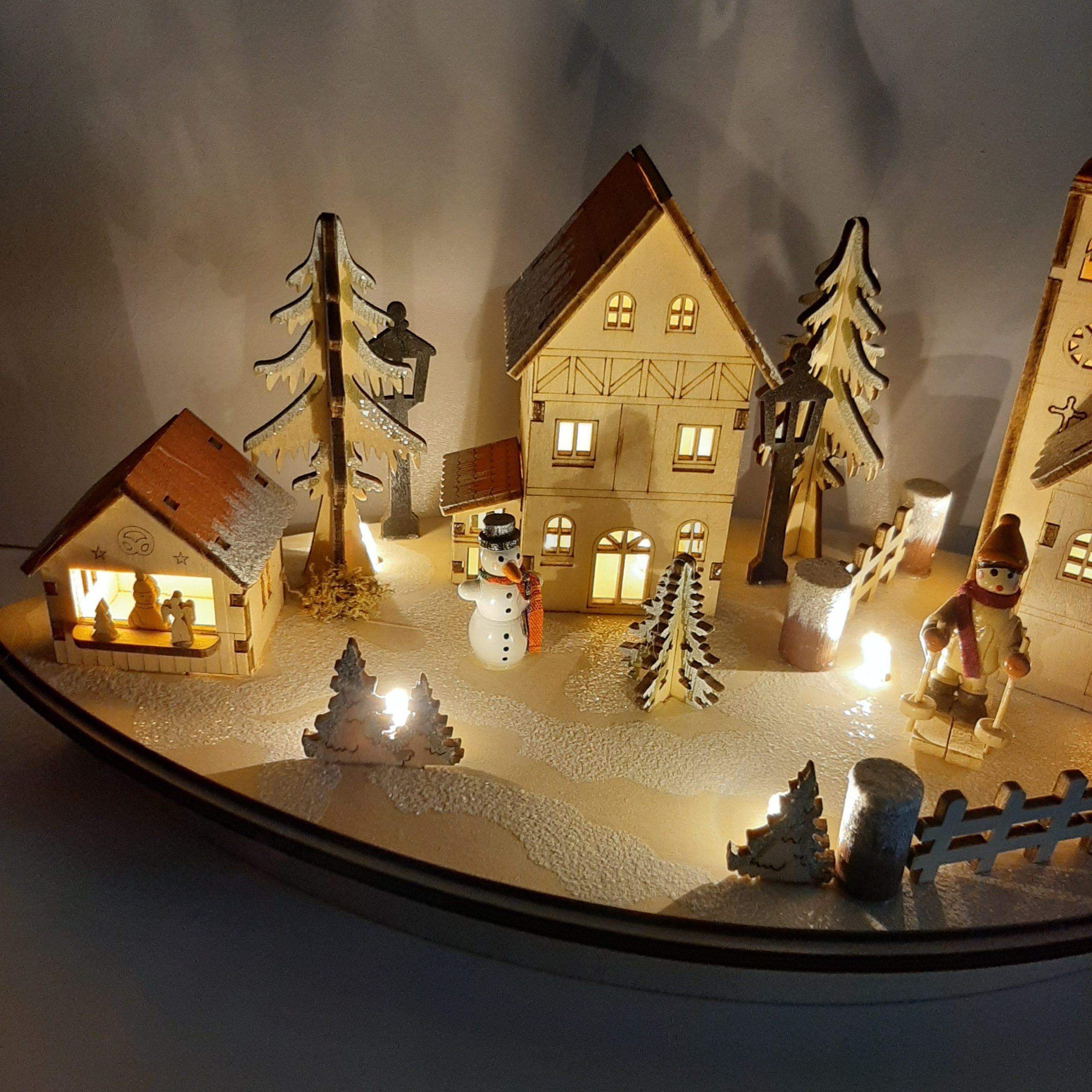 Houtsnijwerk kerst winter dorp met led