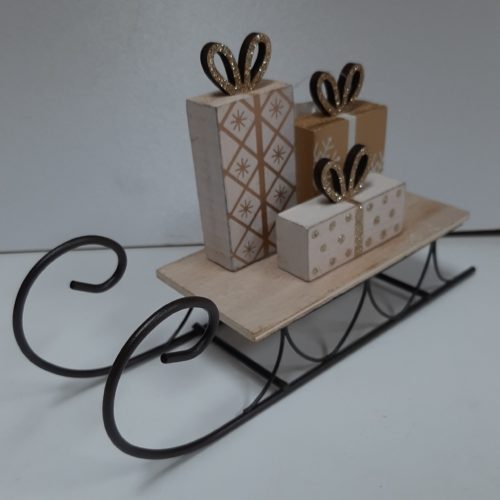 Kerst decoratie - metalen slee met cadeautjes in wit en goud kleur