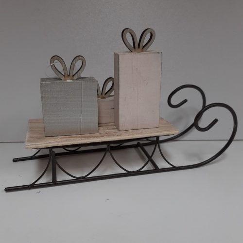 Kerst decoratie - metalen slee met cadeautjes in wit en zilver