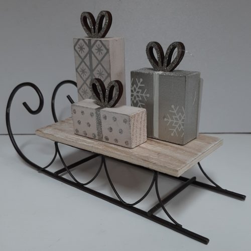 Kerst decoratie - metalen slee met cadeautjes in wit en zilver