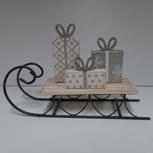 Kerst decoratie - metalen slee met cadeautjes in wit en zilver