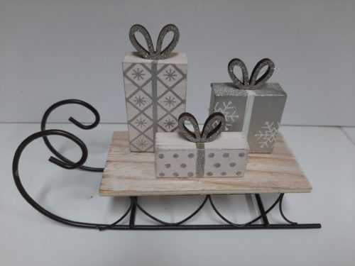 Kerst decoratie - metalen slee met cadeautjes in wit en zilver