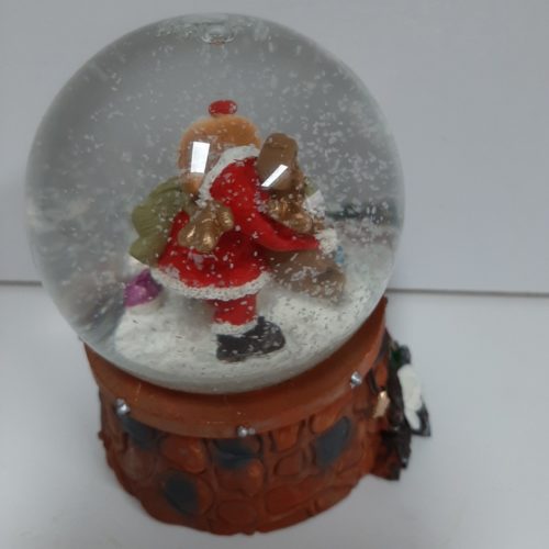 Sneeuwbol muziek rendier met kerstman pak en contrabas