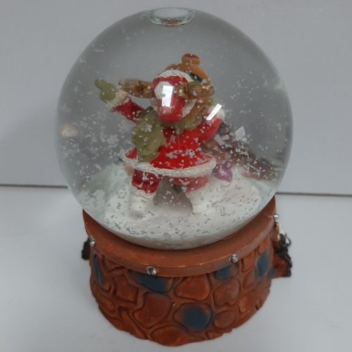 Sneeuwbol muziek rendier met kerstman pak en microfoon