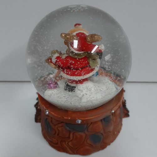 Sneeuwbol muziek rendier met kerstman pak en trommel