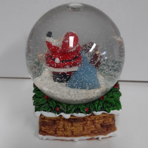 Sneeuwbol schoorsteen met kerstgroen rode strik en blauwe cadeauzak