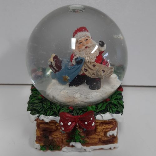 Sneeuwbol schoorsteen met kerstgroen rode strik en blauwe cadeauzak