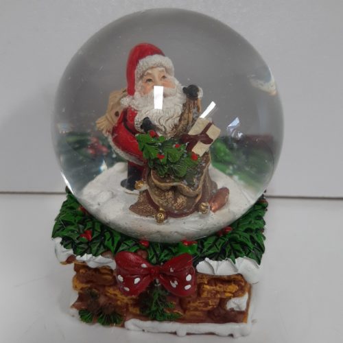 Sneeuwbol schoorsteen met kerstgroen rode strik en bruine cadeau zakjes