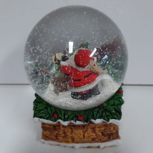 Sneeuwbol schoorsteen met kerstgroen rode strik en bruine cadeau zakjes