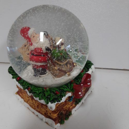 Sneeuwbol schoorsteen met kerstgroen rode strik en bruine cadeau zakjes