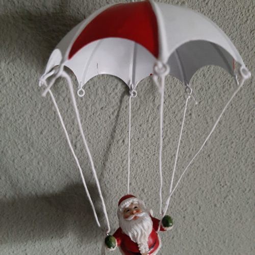 Springveer parachute met kerstman