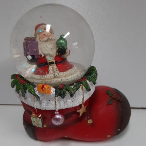 Sneeuwbol kerstlaars met kerstman, paars cadeau en groene kerstbal