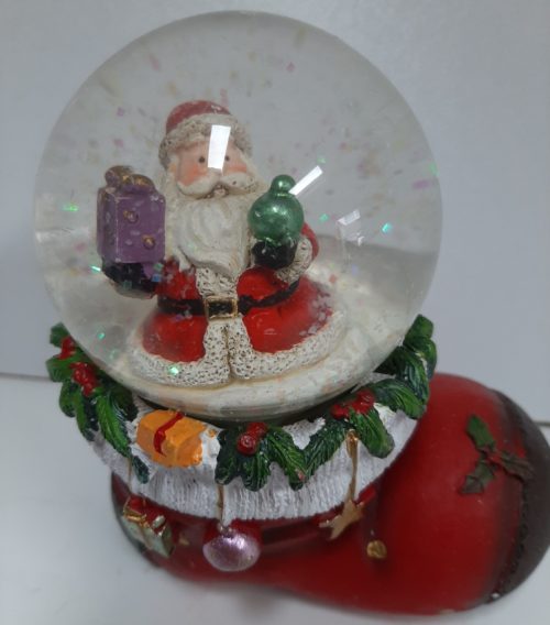 Sneeuwbol kerstlaars met kerstman, paars cadeau en groene kerstbal
