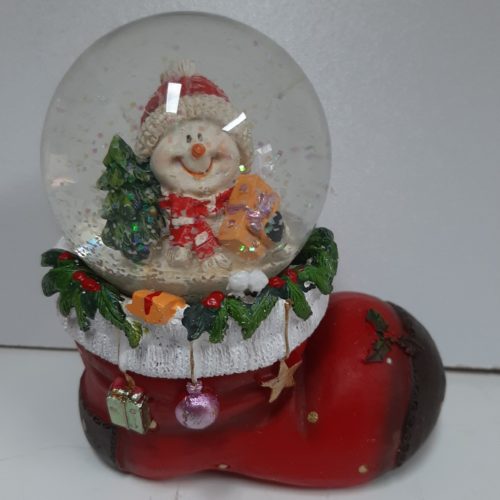 Sneeuwbol kerstlaars met sneeuwpop, kerstboom en geel cadeau