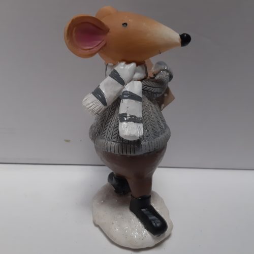 Beeldje winterse muis met grijze trui met 1 groot cadeau 17cm