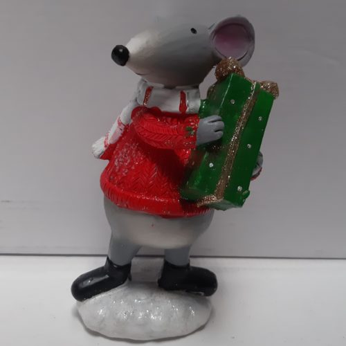 Beeldje winterse muis met rode trui met groot cadeau 17cm