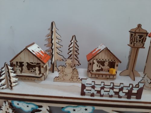 Houtsnijwerk kerst met kerk en kerstmarktje in 2 lagen