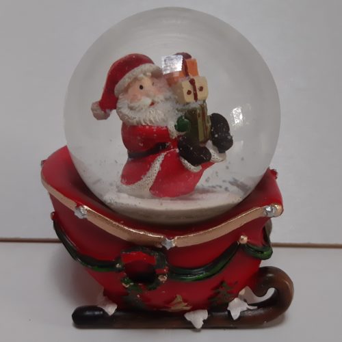 Sneeuwbol Kerstman op rode slee met stapel cadeaus 9cm hoog