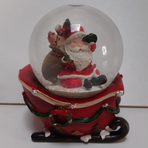 Sneeuwbol Kerstman op rode slee met zak vol cadeaus 9cm hoog