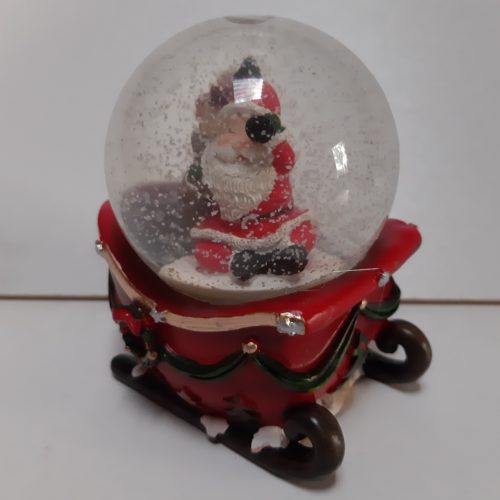 Sneeuwbol Kerstman op rode slee met zak vol cadeaus 9cm hoog