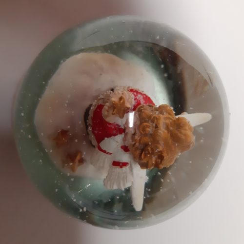 Sneeuwbol engel met gouden ster in de hand 9 cm hoog