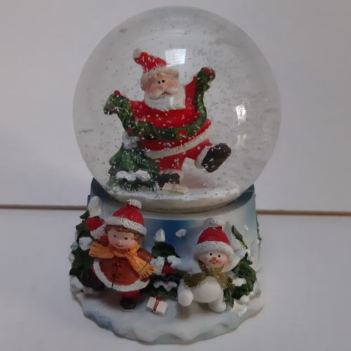 Sneeuwbol kerstman met kerstboom en guirlande op blauwe basis met kerstkind en sneeuwpop