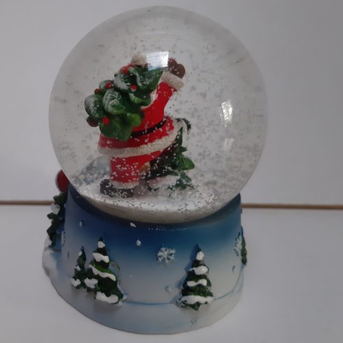 Sneeuwbol kerstman met kerstboom in de hand op blauwe basis met kerstkind en sneeuwpop