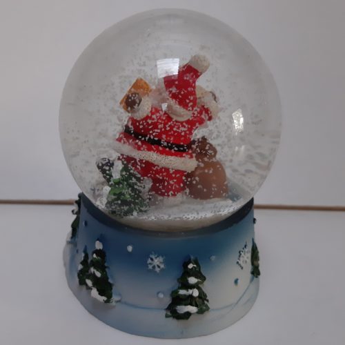 Sneeuwbol kerstman met zak cadeaus op blauwe basis met kerstkind en sneeuwpop