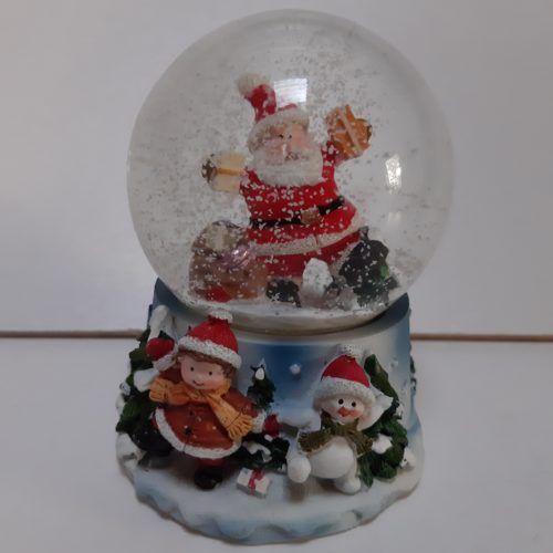Sneeuwbol kerstman met zak cadeaus op blauwe basis met kerstkind en sneeuwpop