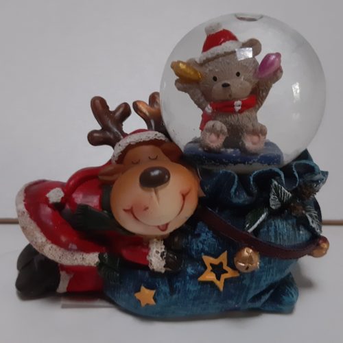 Sneeuwbol slapende kerst eland op blauwe zak in 3d met in de bol een teddybeer 7cm hoog