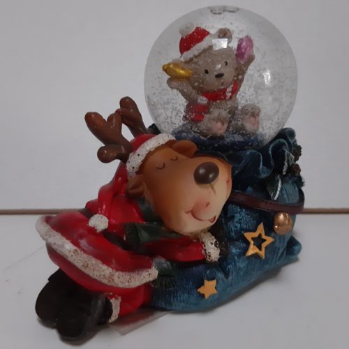 Sneeuwbol slapende kerst eland op blauwe zak in 3d met in de bol een teddybeer 7cm hoog