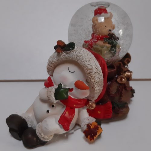 Sneeuwbol slapende sneeuwpop met kerst muts in 3d met in de bol een teddybeer 7cm hoog
